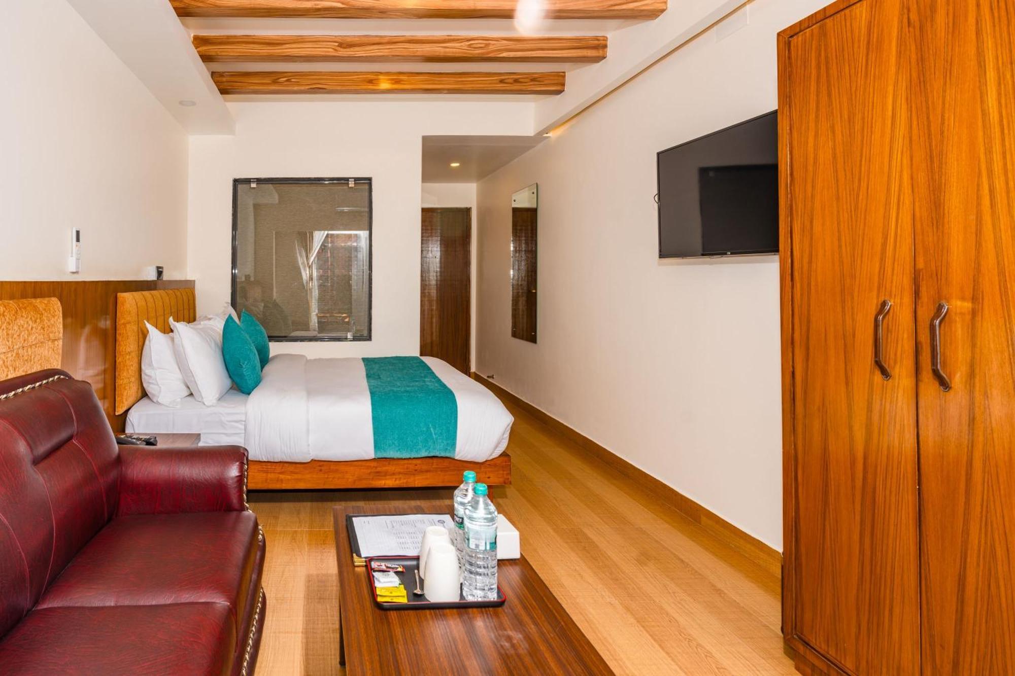 Hotel Pokhara Alpine And Springs Esterno foto