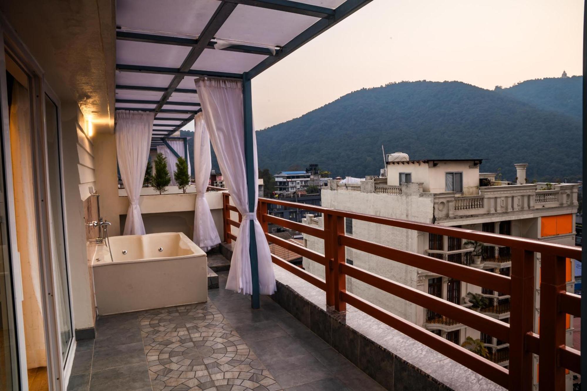Hotel Pokhara Alpine And Springs Esterno foto