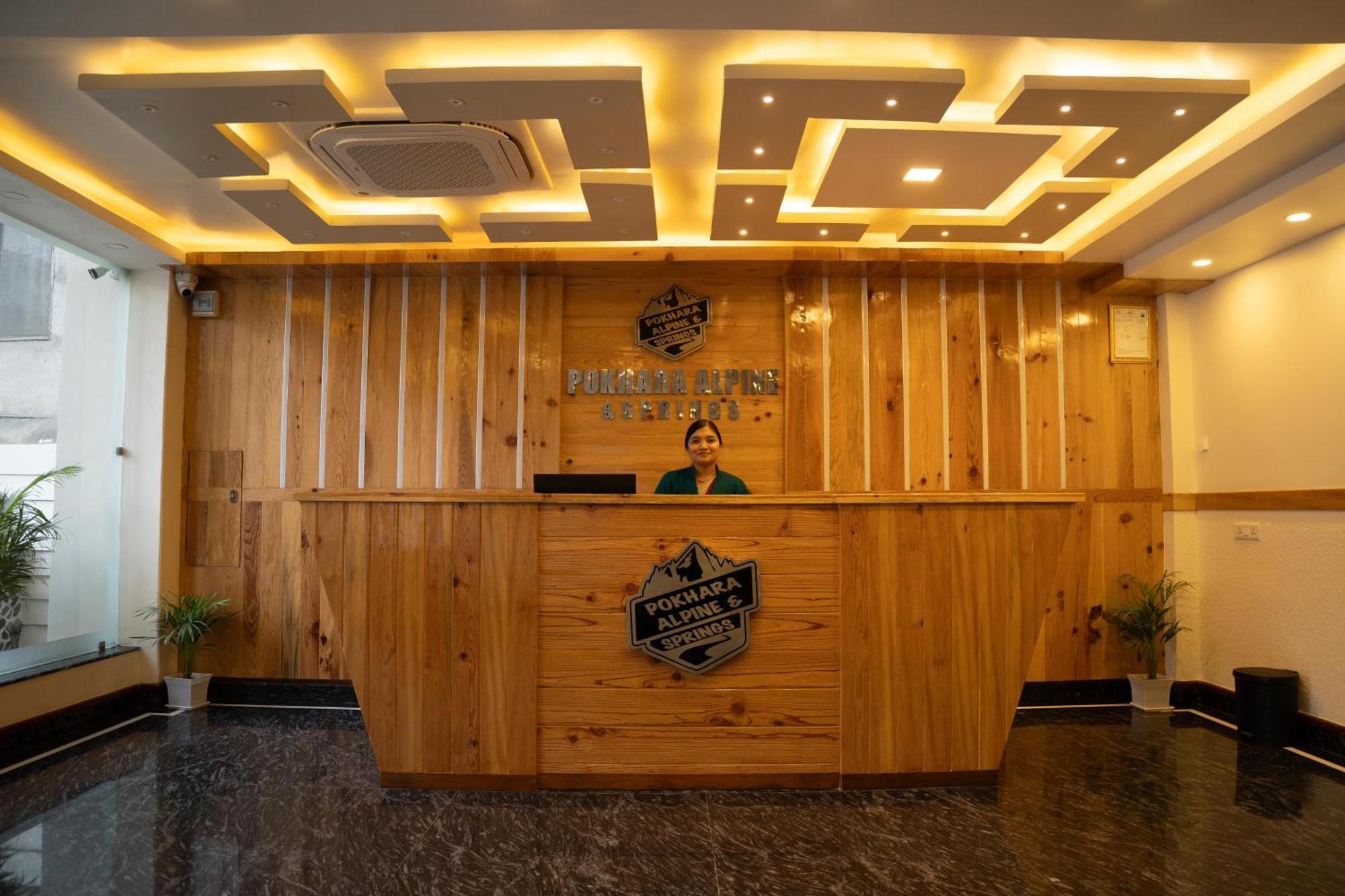 Hotel Pokhara Alpine And Springs Esterno foto
