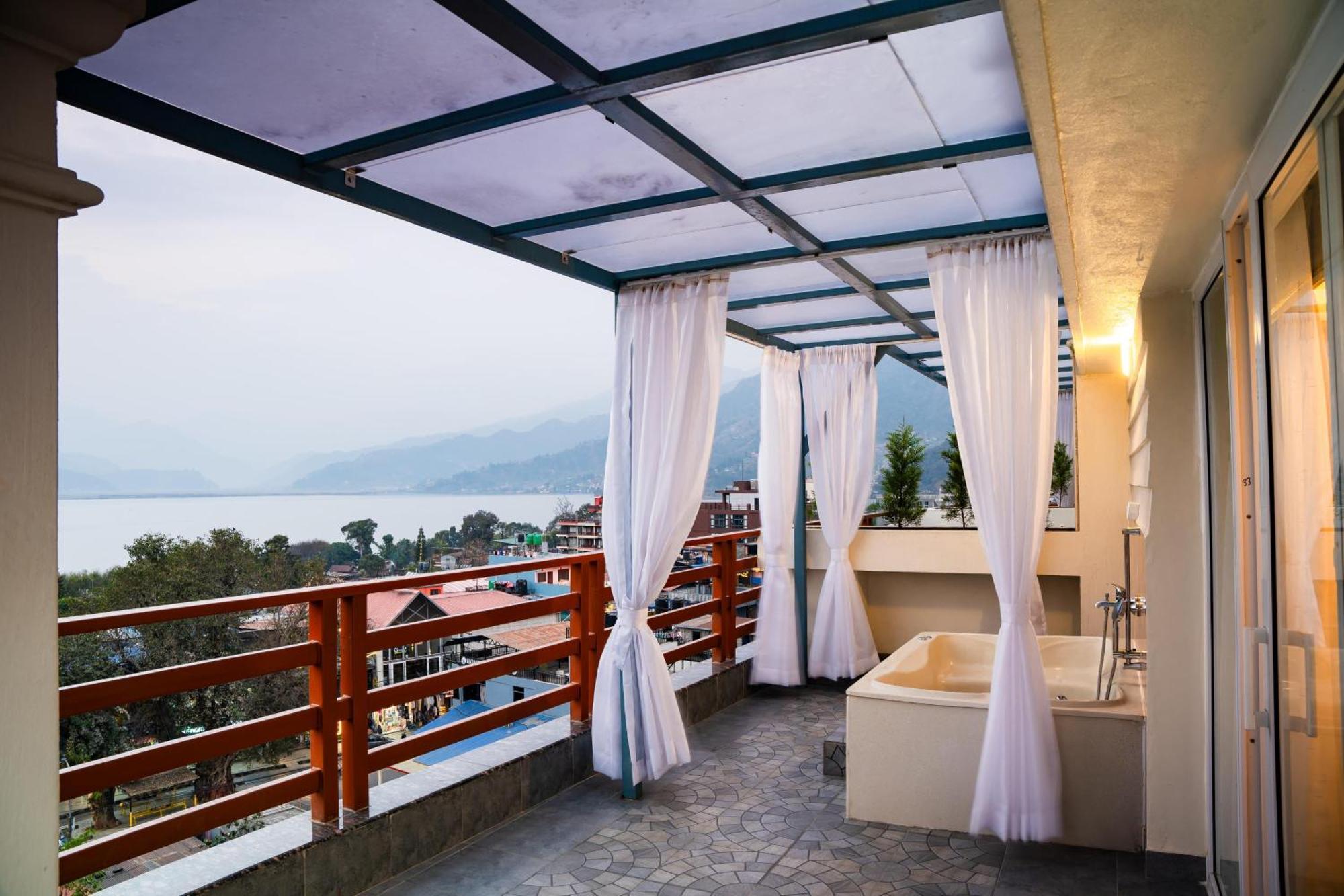 Hotel Pokhara Alpine And Springs Esterno foto