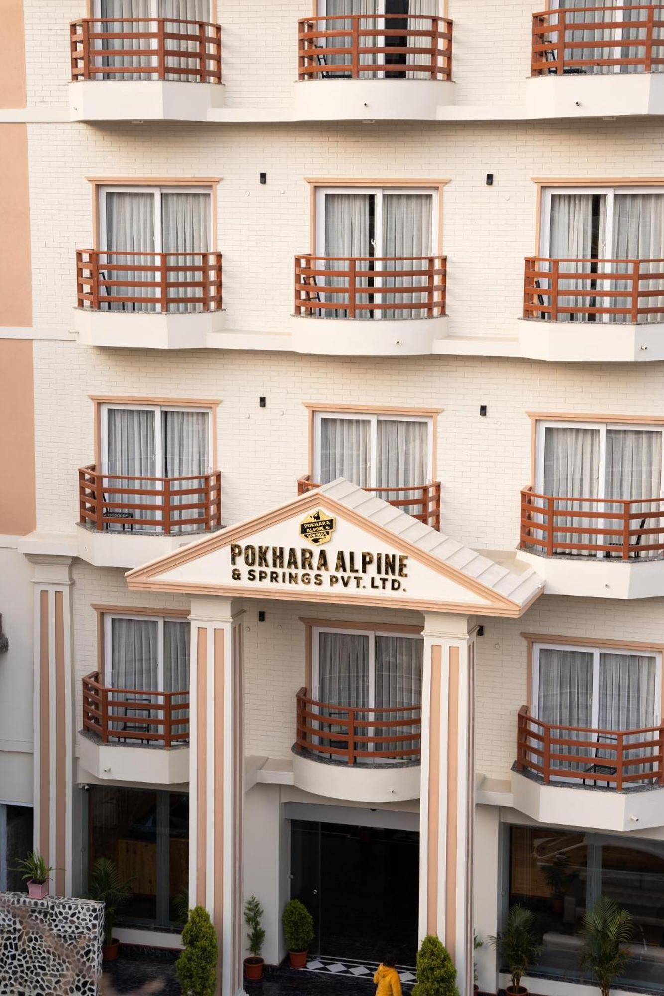 Hotel Pokhara Alpine And Springs Esterno foto