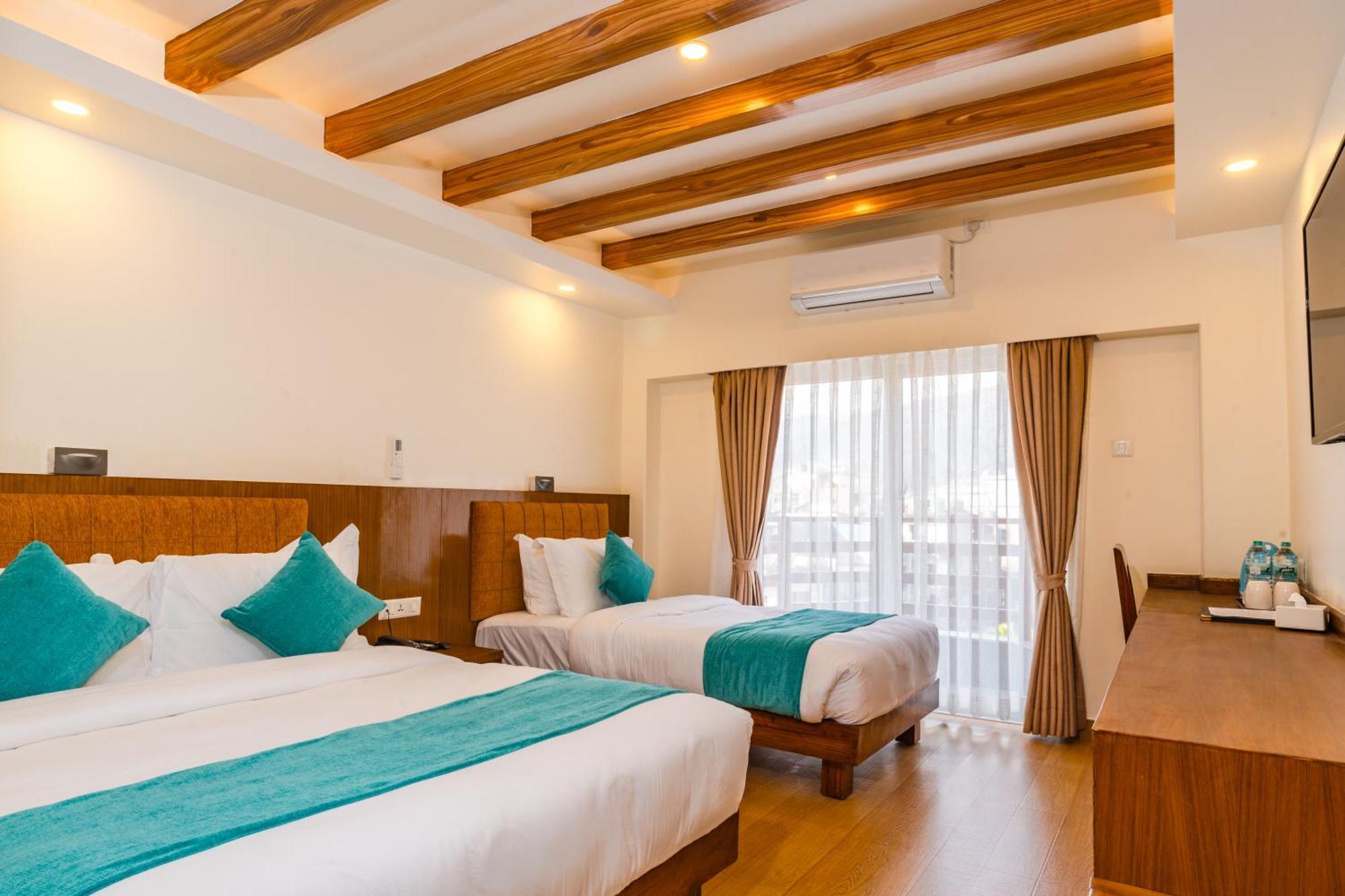 Hotel Pokhara Alpine And Springs Esterno foto