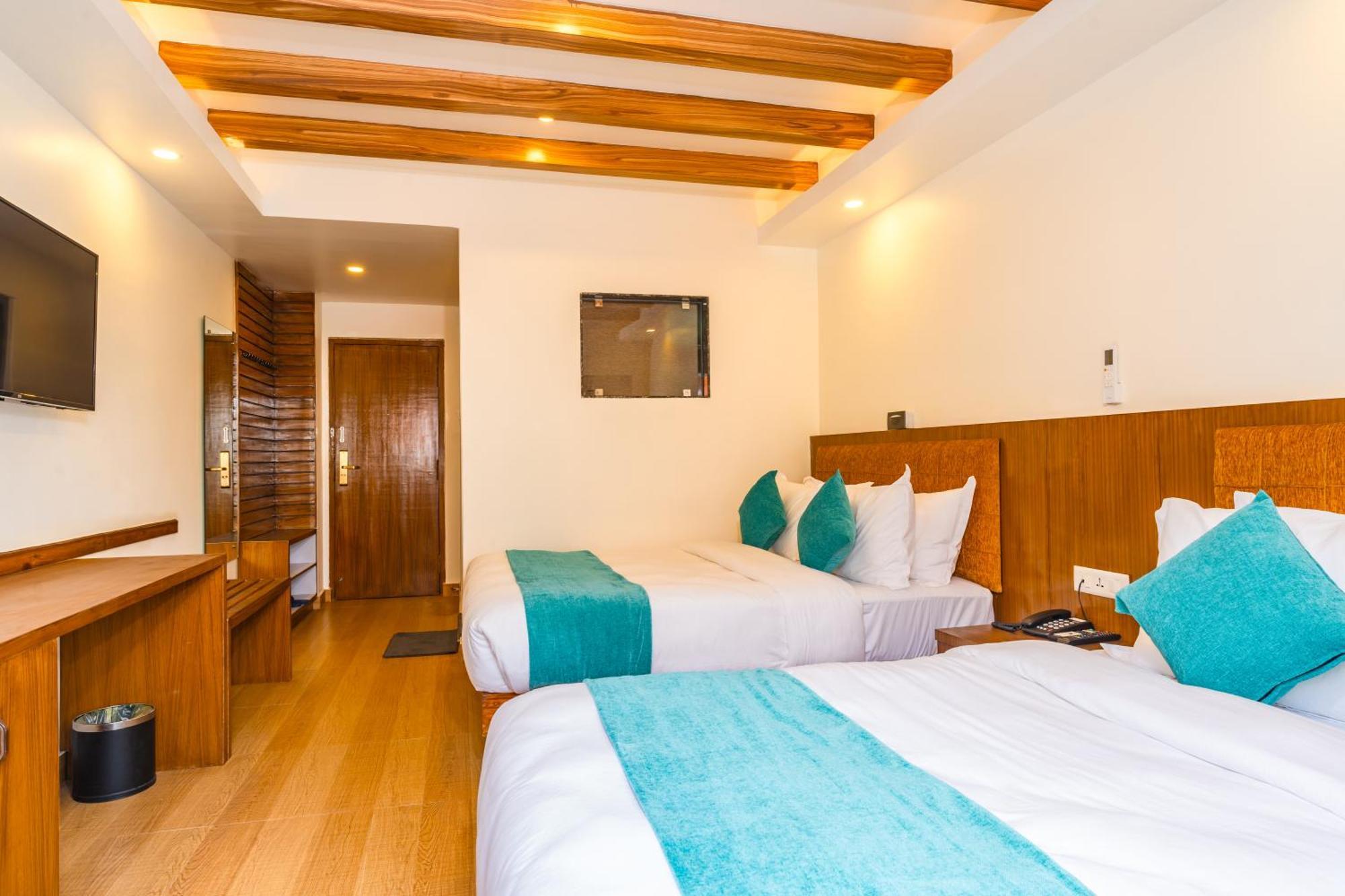 Hotel Pokhara Alpine And Springs Esterno foto