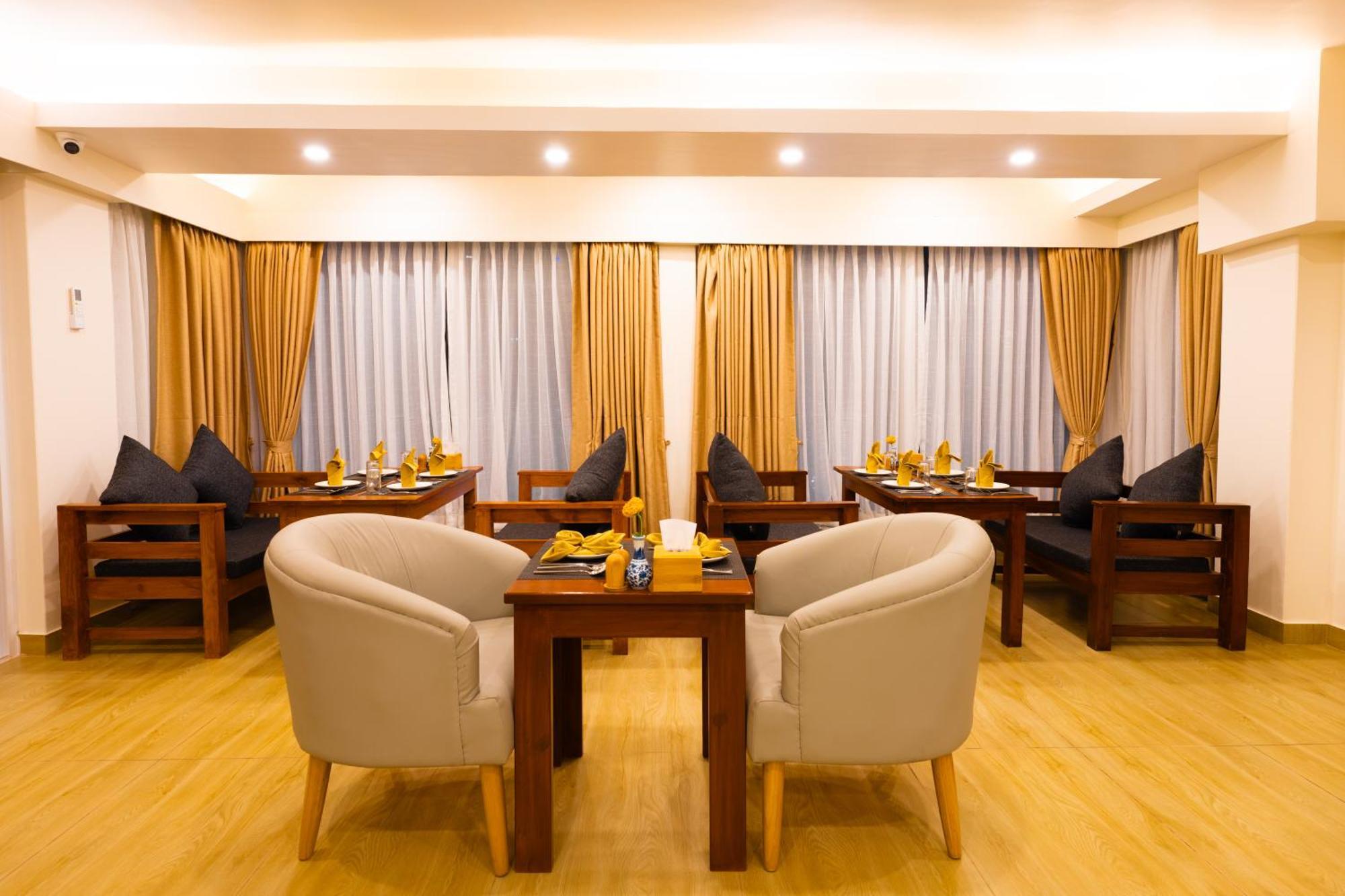 Hotel Pokhara Alpine And Springs Esterno foto